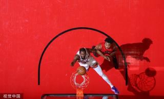 展现出了惊 展现出了惊