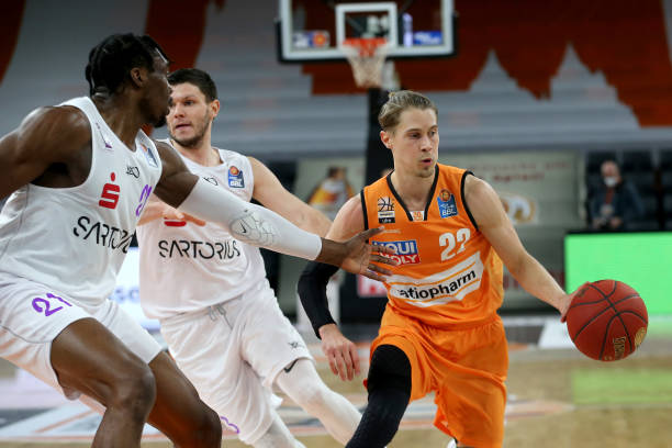 钟率先破门 钟率先破门